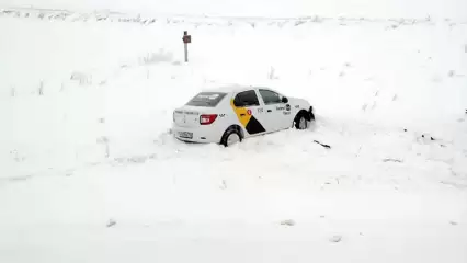 В Нижнекамском районе такси вылетело с трассы в кювет