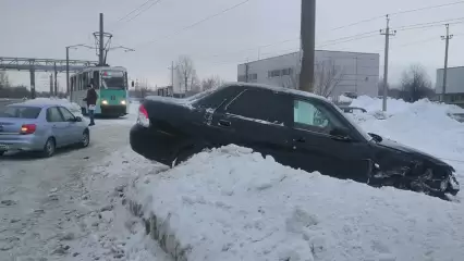 Вылетевшая на рельсы легковушка парализовала движение трамваев в Нижнекамске