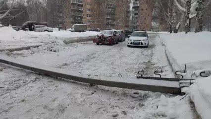 В Нижнекамске легковушка уронила столб, проезд перекрыт