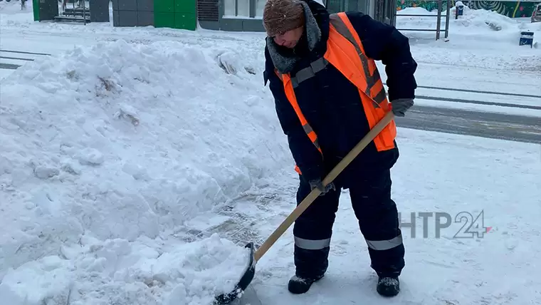 Убирают снег на пешеходном переходе