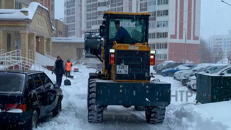 Уборка снега во дворе