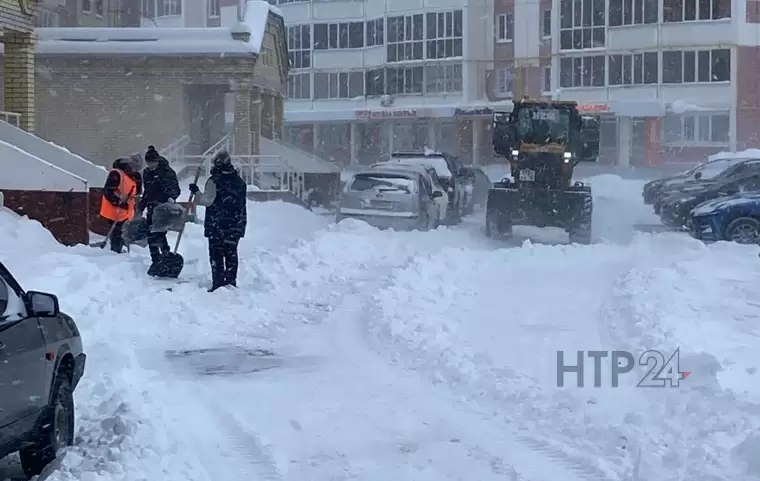 На Нижнекамск обрушилась метель, все дороги завалены снегом