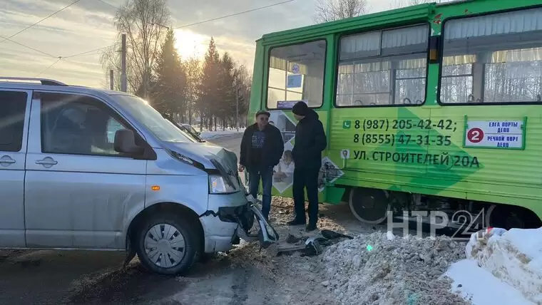 Трамвай и иномарка после аварии