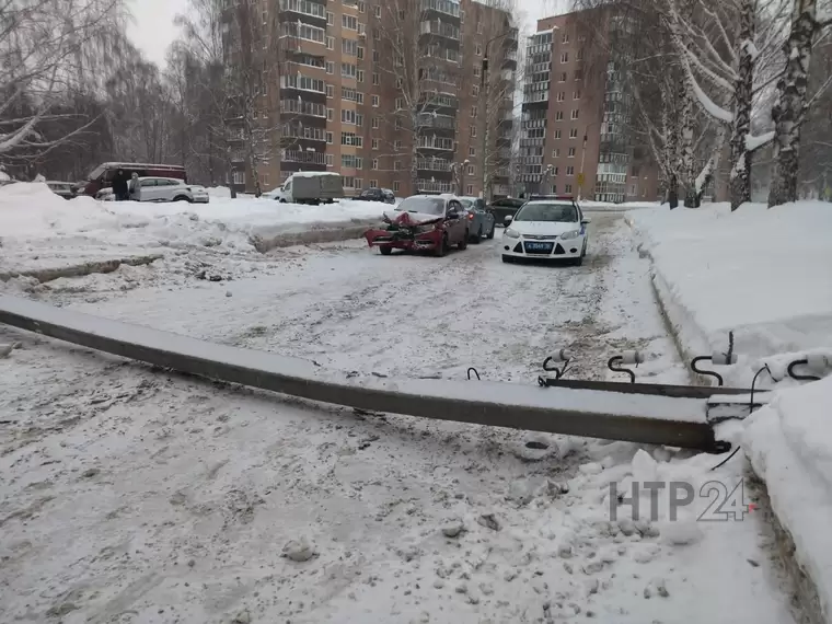 В Нижнекамске легковушка уронила столб, проезд перекрыт