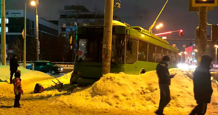 В Казани троллейбус влетел в столб