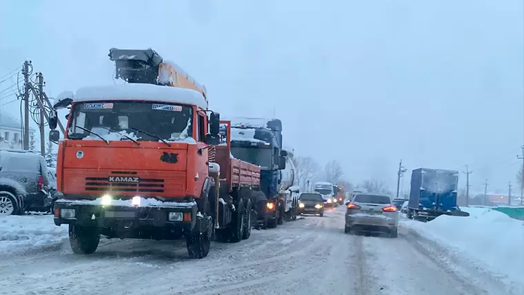 Из-за снегопада промзона Нижнекамска погрязла в пробках  