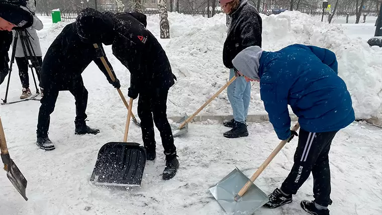 В Нижнекамске студенты, руководители предприятий и муниципальные служащие решили помочь дворникам