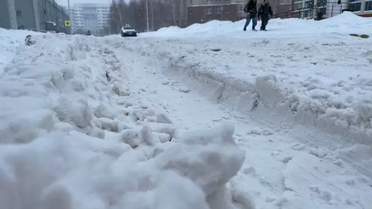 В Челнах школьница едва не провалилась в колодец из-за заваленной снегом дороги