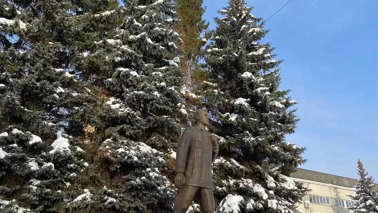 Нижнекамцы возложили цветы к памятнику Мусы Джалиля в честь его 116-летия