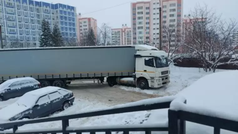 В Нижнекамске фура застряла в снегу, перекрыв проезжую часть