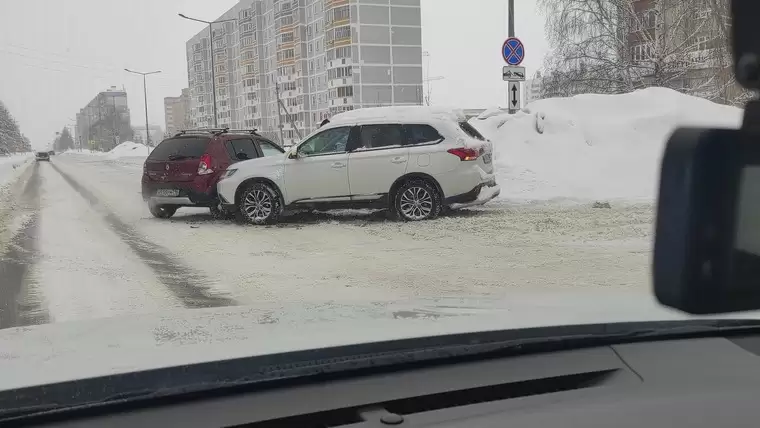 В Нижнекамске на перекрёстке столкнулись две легковушки