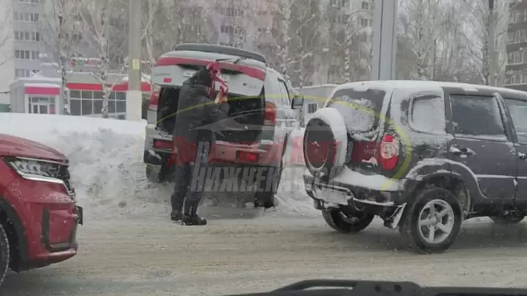 В Нижнекамске произошло ДТП – легковушка влетела в сугроб