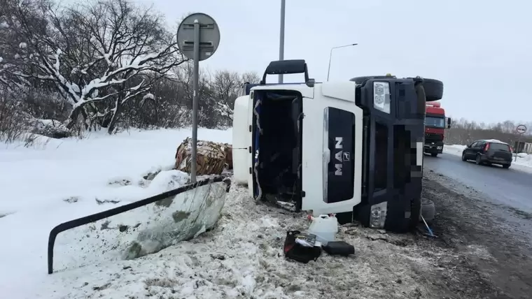 В Татарстане на трассе перевернулась фура – водитель госпитализирован