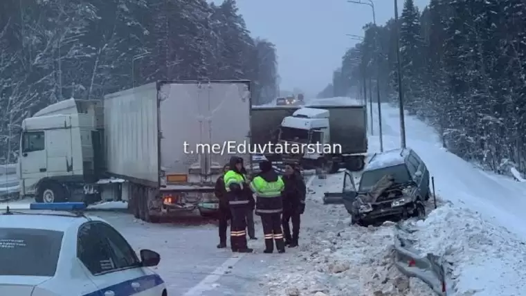 На трассе М7 в под Казанью произошло ДТП – фура перекрыла дорогу