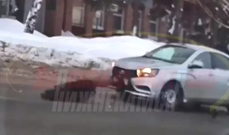 Прокатившая пешехода на капоте легковушка в Нижнекамске попала на видео