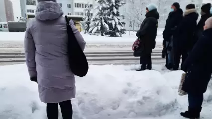 Нижнекамка показала, как рабочие запрыгивают в вахтовый автобус с огромного сугроба