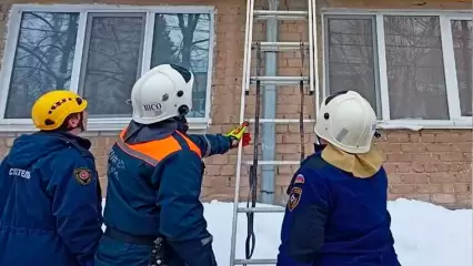 В Татарстане мужчина застрял между балконами, пришлось вызывать спасателей