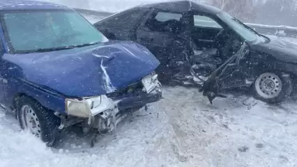 Две женщины пострадали в столкновении двух легковушек на трассе в Нижнекамском районе