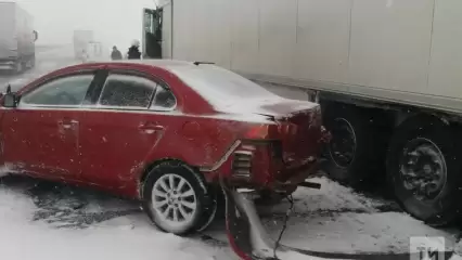 В Татарстане на трассе столкнулись фуры с легковушками