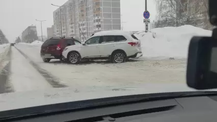 В Нижнекамске на перекрёстке столкнулись две легковушки