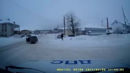 Пьяный водитель протащил повисшего на двери сотрудника полиции несколько десятков метров