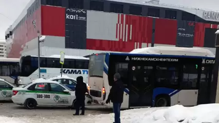 В Нижнекамске таксист въехал в вахтовый автобус