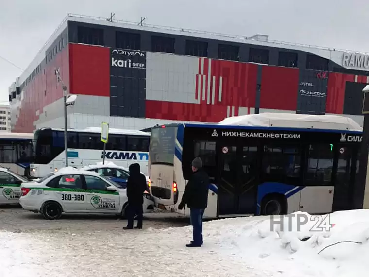 В Нижнекамске таксист въехал в вахтовый автобус