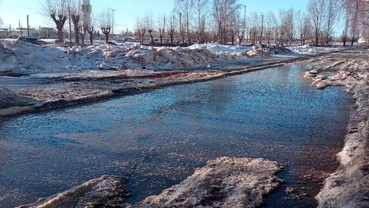 Жители Нижнекамска показывают огромные лужи в городе