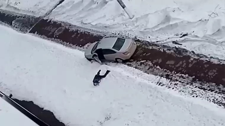 В Нижнекамске задержали мужчину, который остановился на тротуаре и упал, выйдя из авто