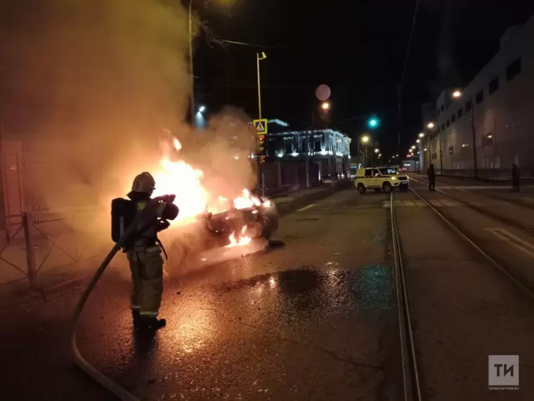 В центре Казани на полном ходу вспыхнула иномарка – водитель госпитализирован