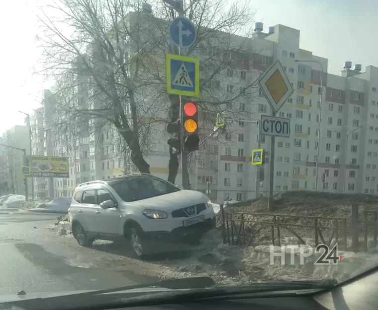 В Нижнекамске водитель кроссовера «вылетел» на перекресток, зацепив легковушку