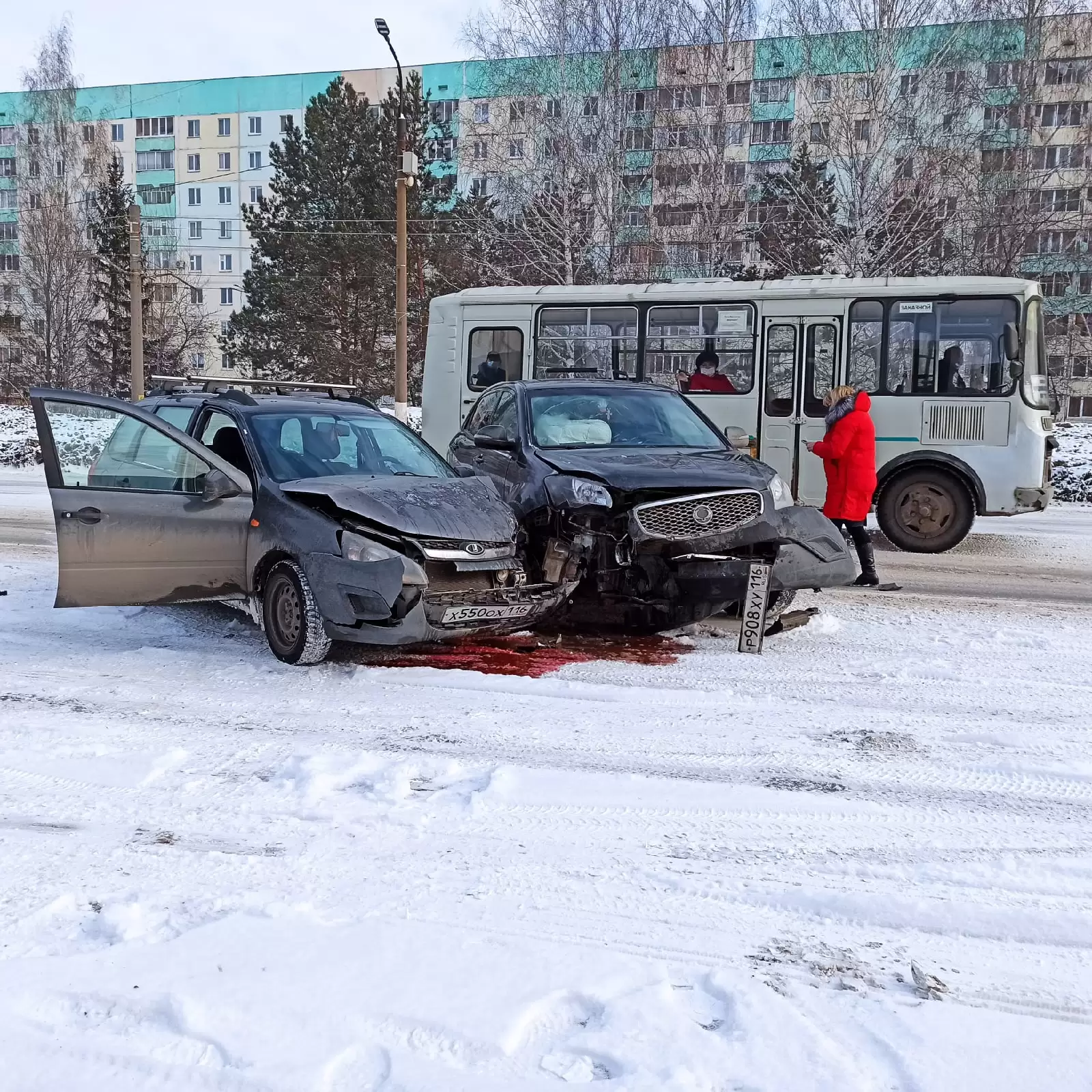 В Нижнекамске у «Барсов» произошло жесткое ДТП с легковушкой и кроссовером