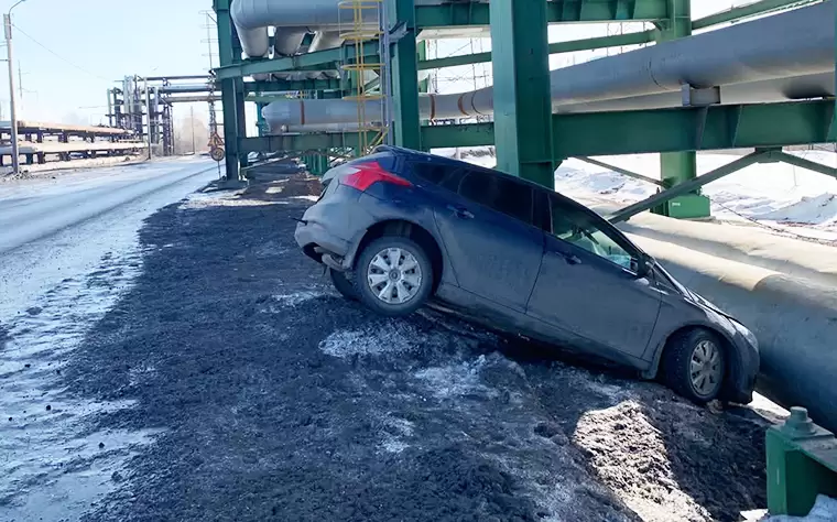 В промзоне Нижнекамска иномарка врезалась в опору эстакады рядом с ТЭЦ-2