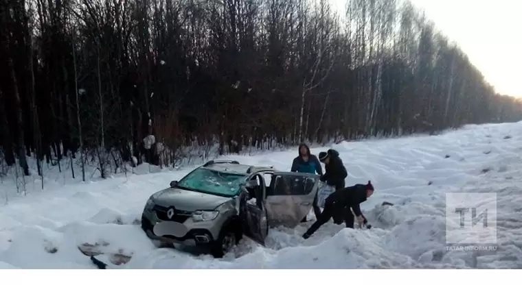 В Татарстане женщина на иномарке вылетела с трассы