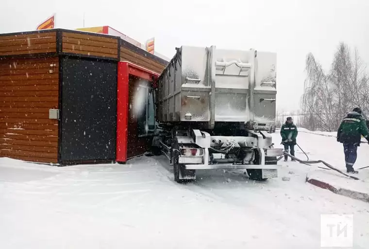 На трассе под Казанью фура протаранила АЗС