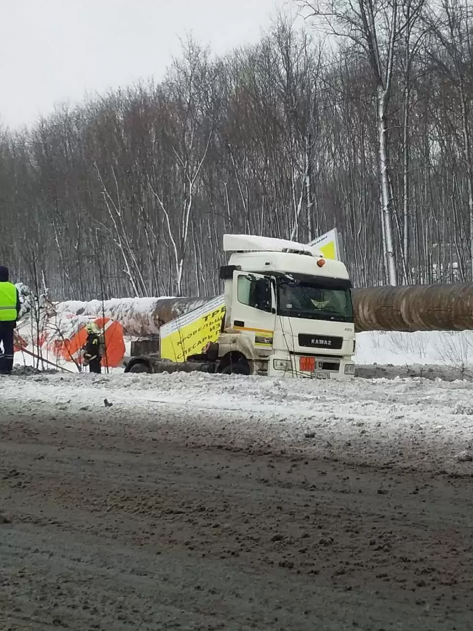 На трассе под Нижнекамском перевернулась автоцистерна