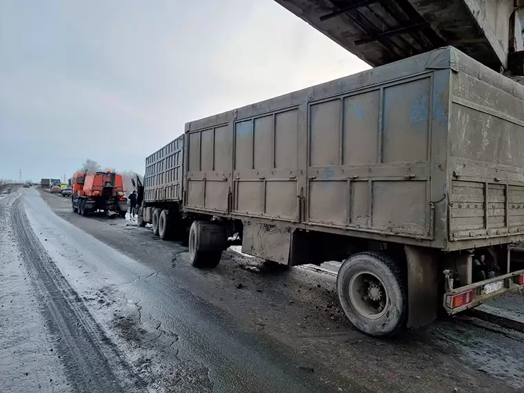 «КамАз» из Татарстана насмерть сбил дорожного рабочего в Самарской области