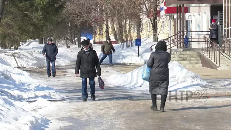 В Нижнекамске пешеходы падают на покрытых льдом тротуарах и остановочных площадках