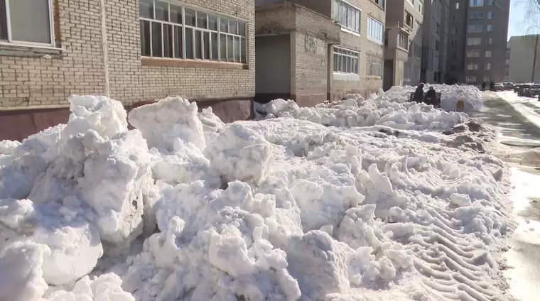 Нижнекамцы боятся потопа в подвалах из-за гор тающего снега во дворах