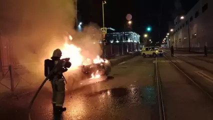 В центре Казани на полном ходу вспыхнула иномарка – водитель госпитализирован