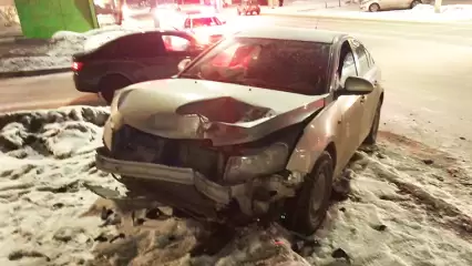 Один человек пострадал в столкновении двух легковушек на ул. Гагарина в Нижнекамске