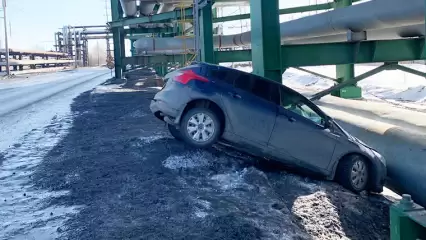 В промзоне Нижнекамска иномарка врезалась в опору эстакады рядом с ТЭЦ-2