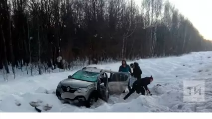 В Татарстане женщина на иномарке вылетела с трассы