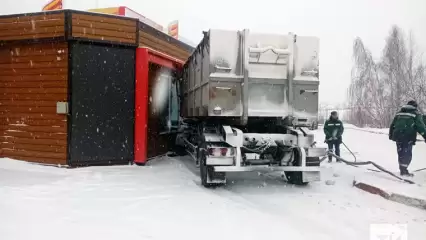 На трассе под Казанью фура протаранила АЗС