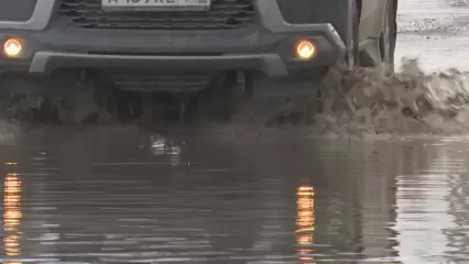 Нижнекамских водителей предупредили об опасных ямах под лужами