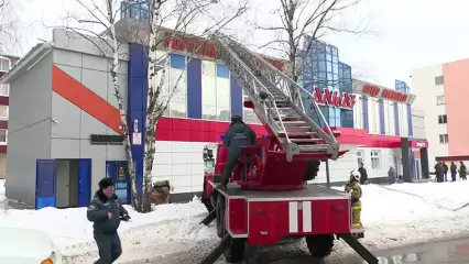 Причиной возгорания в нижнекамском ТЦ мог стать оставленный в розетке зарядник