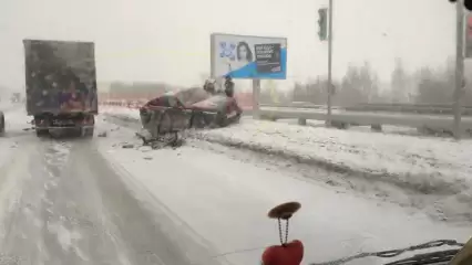 В Нижнекамске на промзоне произошло ДТП – у легковушки полностью смят бампер