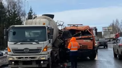 В промзоне Нижнекамска столкнулись КАМАЗ и бетономешалка