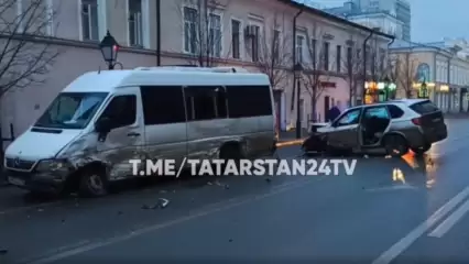 Пьяная автоледи устроила ДТП с микроавтобусом в центре Казани