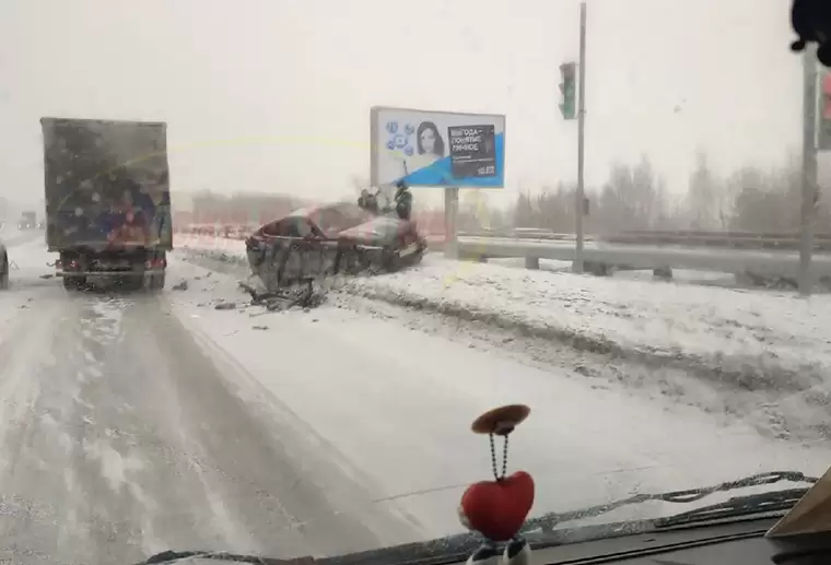 В Нижнекамске на промзоне произошло ДТП – у легковушки полностью смят бампер